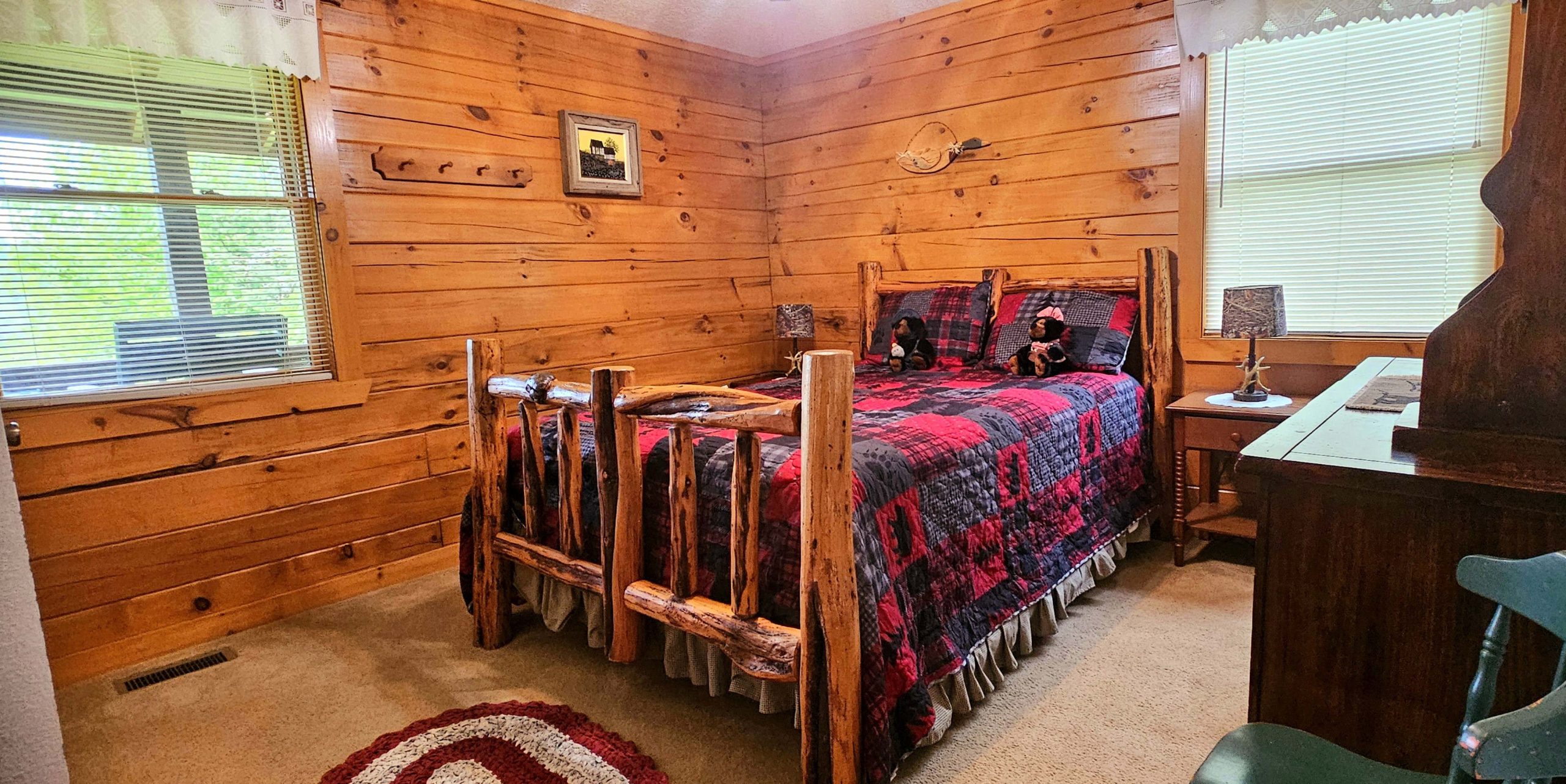 Cabin 3 Downstairs Bedroom 1 - 1 Queen