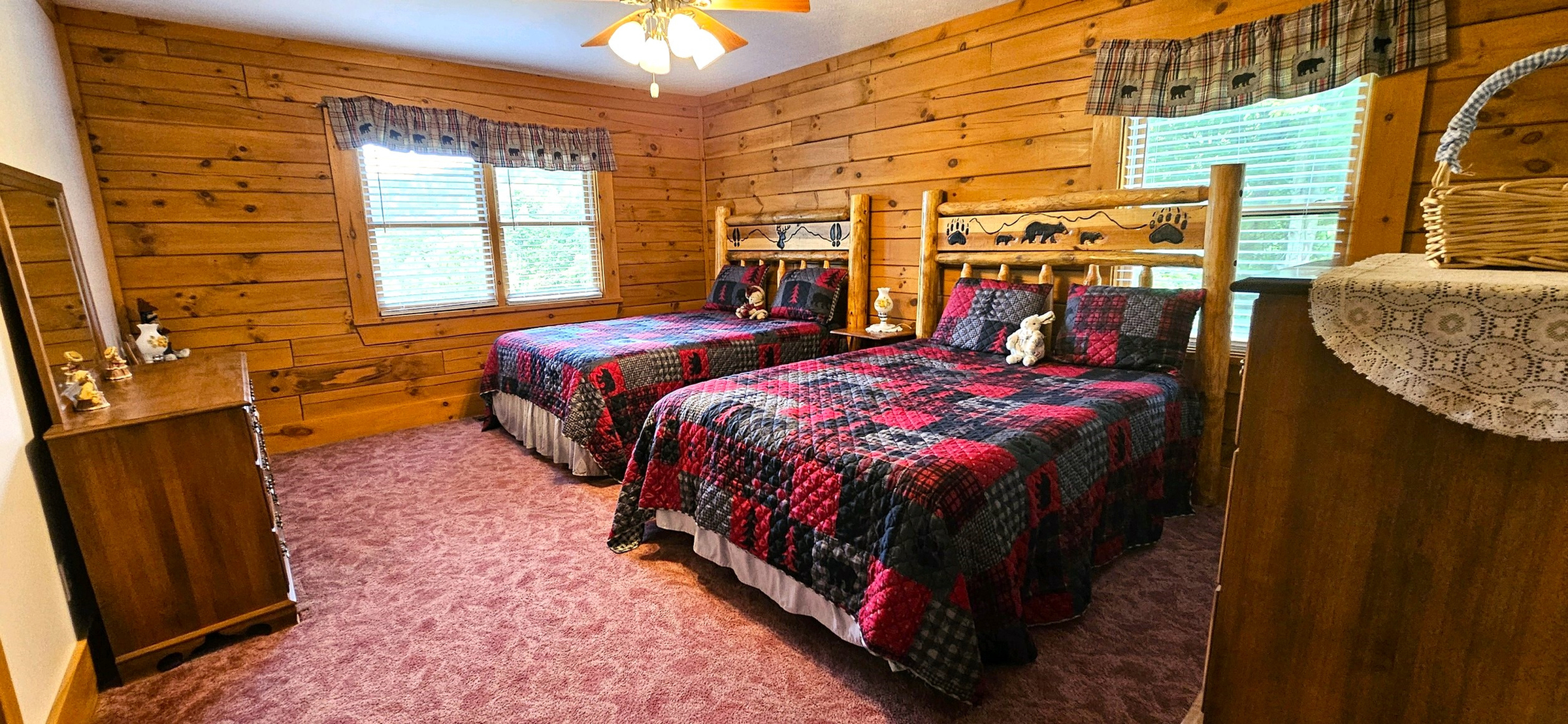 Cabin 5 Bedroom1 2 Queens (1)