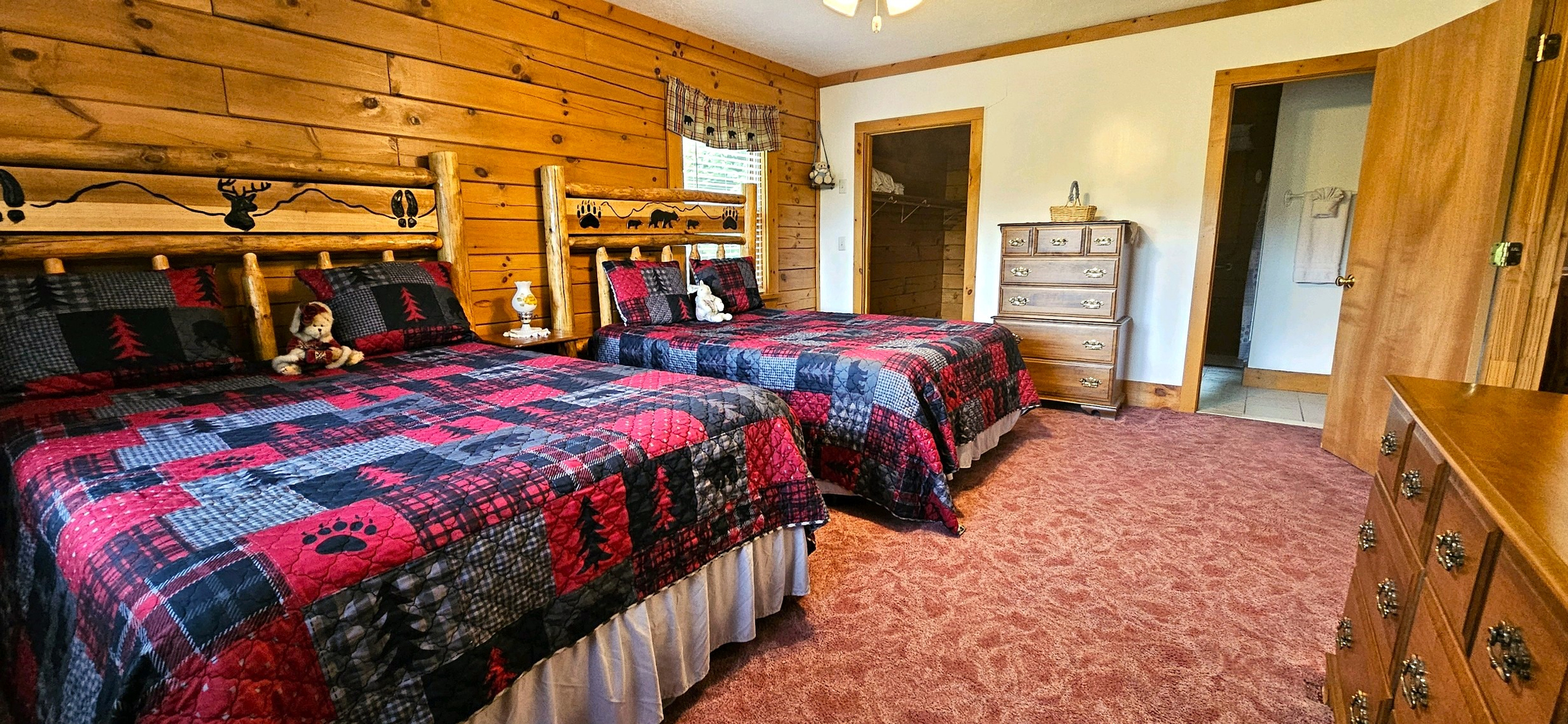 Cabin 5 Bedroom1 2 Queens (2)